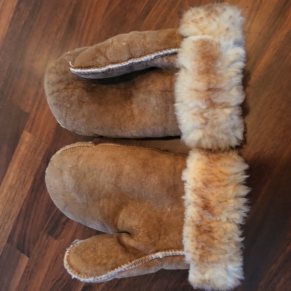 Shearling Mittens - Picture 2 of 3